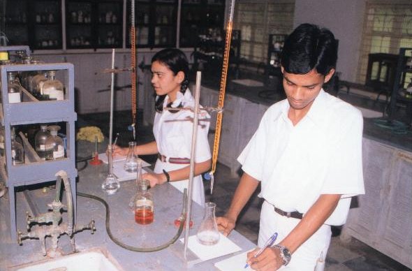 chemistrylab.jpg (50716 bytes)